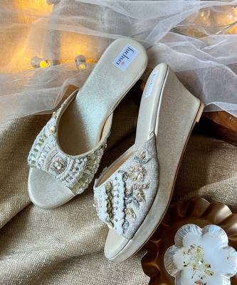 Gold embroidery pu leather sandle 1