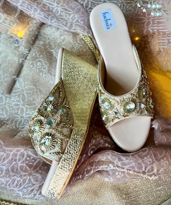 Gold embroidery pu leather sandle 1