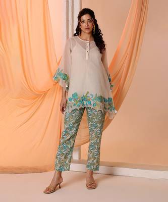 Off white aarani appliqued kurta set 1