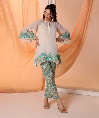 Off white aarani appliqued kurta set 2