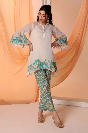 Off white aarani appliqued kurta set