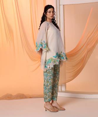 Off white aarani appliqued kurta set 3