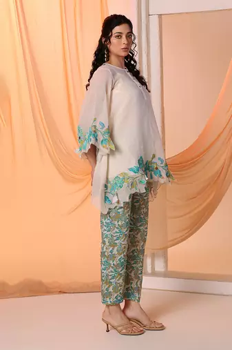 Off white aarani appliqued kurta set