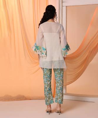 Off white aarani appliqued kurta set 4