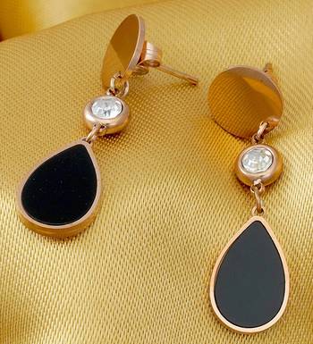Kundan beautiful earrings are handcrafted in alloy with pearls of good quality 1