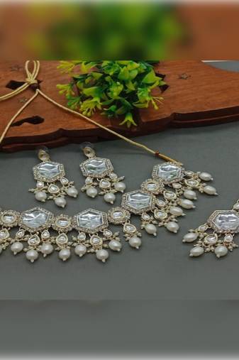 Elegant kundan-style white and white necklace, earrings, and tikka set