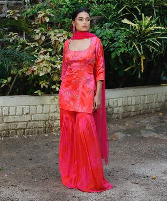 Pink red scoop scallop embroidered kurti pant with dupatta 1