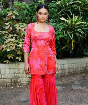 Pink red scoop scallop embroidered kurti pant with dupatta 3