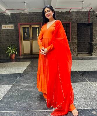 Orange anarkali set

embroidery- cutdana 4