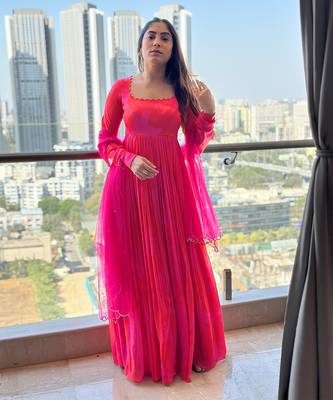 Pink red self scallop anarkali with matching net scallop embroidered and sequin chinta on dupatta. 1