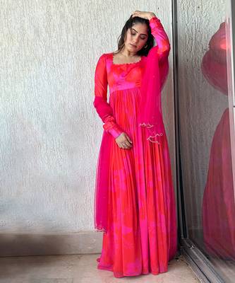 Pink red self scallop anarkali with matching net scallop embroidered and sequin chinta on dupatta. 2