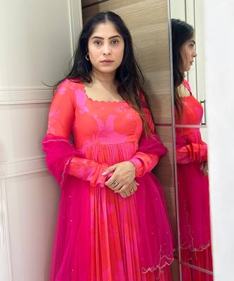 Pink red self scallop anarkali with matching net scallop embroidered and sequin chinta on dupatta. 3