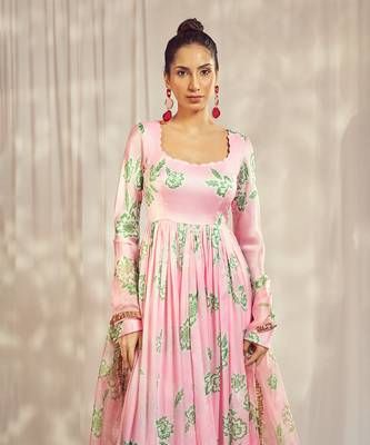 Baby pink print self scallop anarkali with matching organza silk dupatta with gold trimming lace detailing. 4