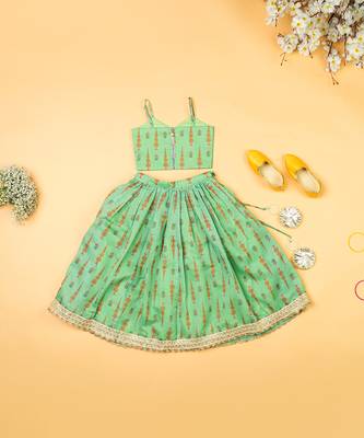 Green chanderi fiaired lehenga set for girls 2