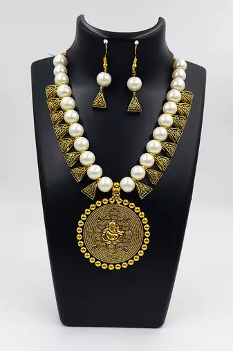White necklace set