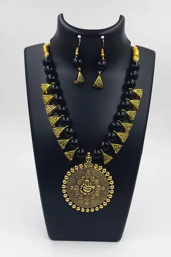 Black necklace set