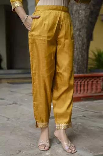 Vredevogel women's silk blend straight kurta with pant & embroidered chanderi dupatta