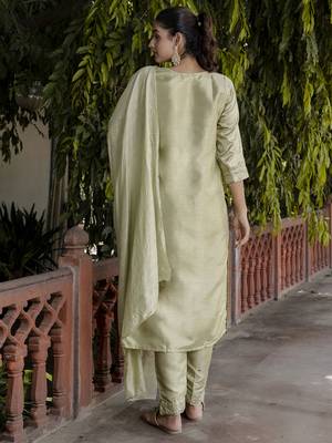 Vredevogel women's silk blend straight kurta with pant & embroidered chanderi dupatta 2