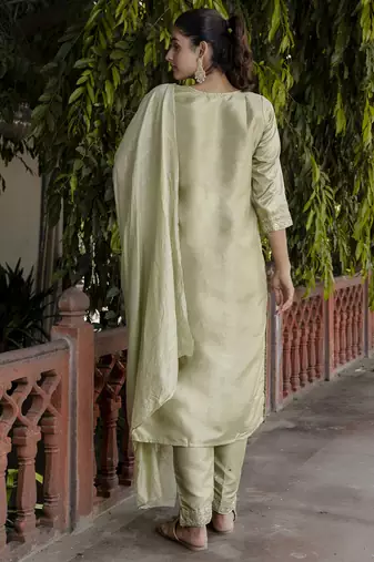 Vredevogel women's silk blend straight kurta with pant & embroidered chanderi dupatta