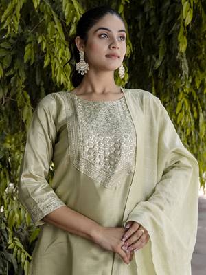 Vredevogel women's silk blend straight kurta with pant & embroidered chanderi dupatta 3
