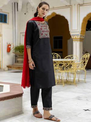 Vredevogel women's silk blend straight kurta with pant & embroidered chanderi dupatta 2