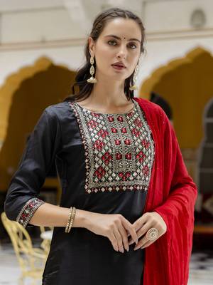 Vredevogel women's silk blend straight kurta with pant & embroidered chanderi dupatta 3