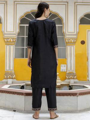 Vredevogel women's silk blend straight kurta with pant & embroidered chanderi dupatta 4