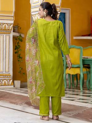 Vredevogel women's embroidered silk blend kurta & trouser pant with organza dupatta 2