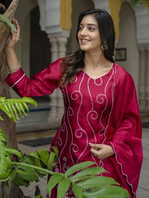 Vredevogel women's cotton silk blend kurta & pant with silk embroidery dupatta 3