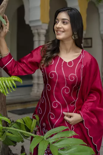 Vredevogel women's cotton silk blend kurta & pant with silk embroidery dupatta