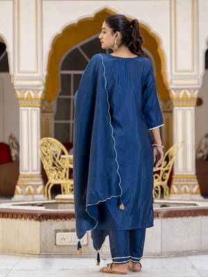 Vredevogel women's cotton silk blend kurta & pant with silk embroidery dupatta 2