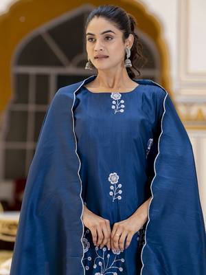 Vredevogel women's cotton silk blend kurta & pant with silk embroidery dupatta 3
