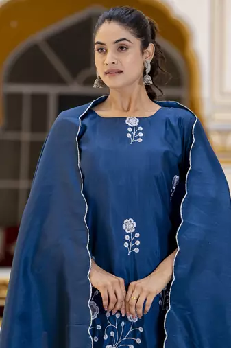 Vredevogel women's cotton silk blend kurta & pant with silk embroidery dupatta