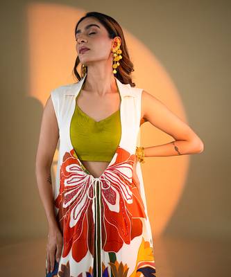 Off-white sleeveless kurta set with floral embroidery & green flared pants 4