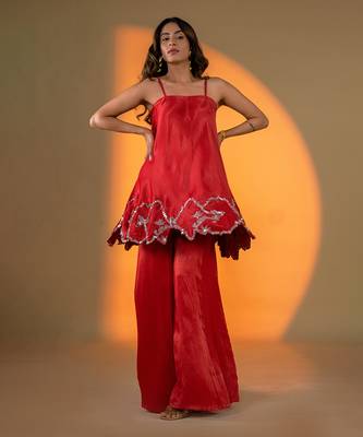 Red sleeveless kurta set with embroidery & sharara 2