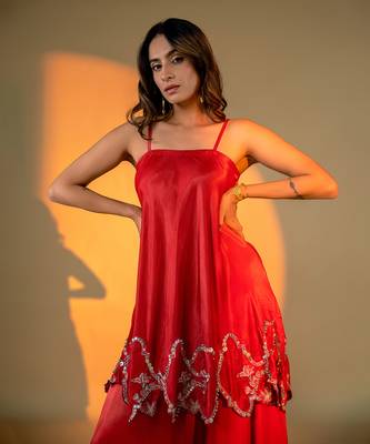 Red sleeveless kurta set with embroidery & sharara 3