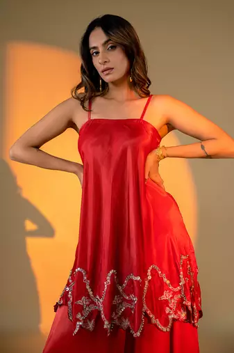 Red sleeveless kurta set with embroidery & sharara