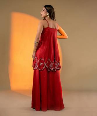 Red sleeveless kurta set with embroidery & sharara 4