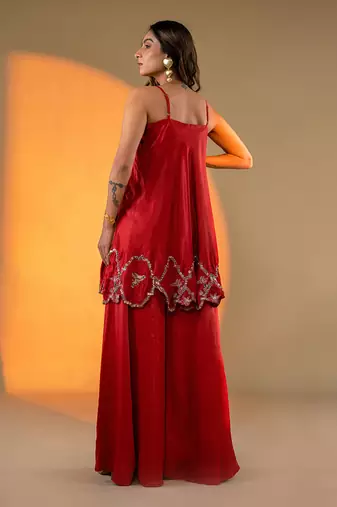Red sleeveless kurta set with embroidery & sharara