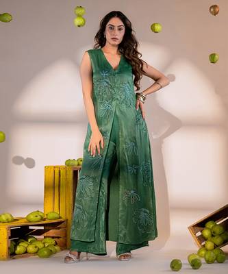 Evergreen v-neck kurta set with embroidery 1