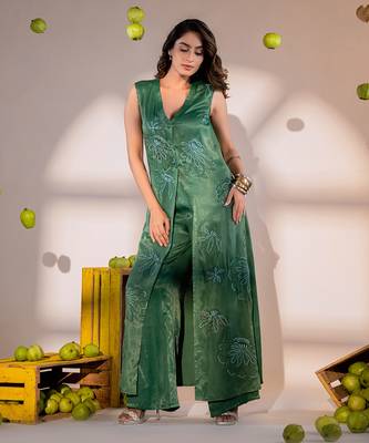 Evergreen v-neck kurta set with embroidery 2