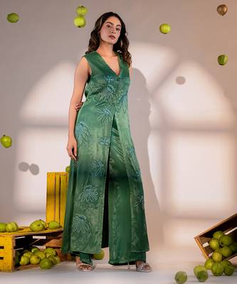Evergreen v-neck kurta set with embroidery 3