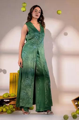 Evergreen v-neck kurta set with embroidery