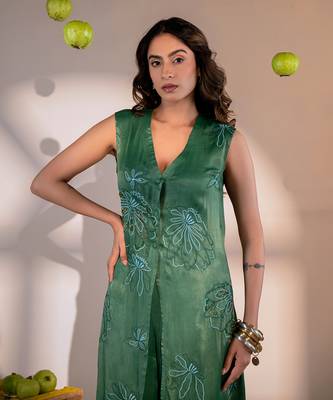 Evergreen v-neck kurta set with embroidery 4