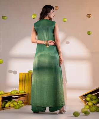 Evergreen v-neck kurta set with embroidery 5