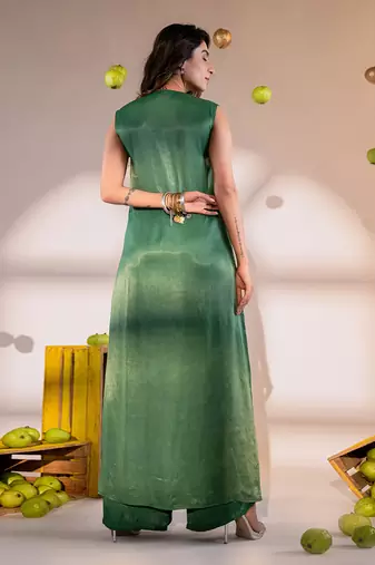 Evergreen v-neck kurta set with embroidery