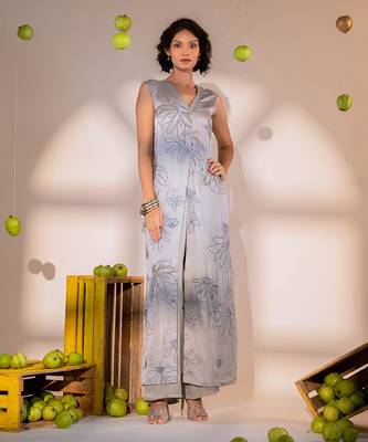 Grey v-neck kurta set with embroidery 1