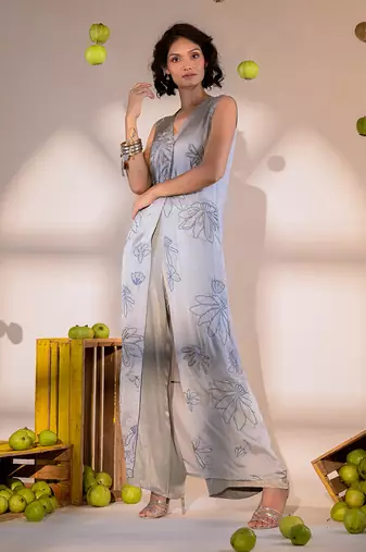 Grey v-neck kurta set with embroidery