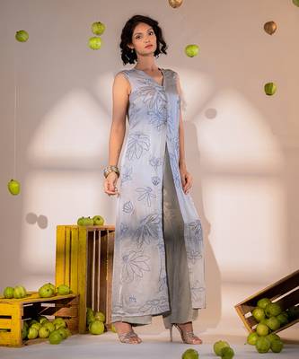 Grey v-neck kurta set with embroidery 3