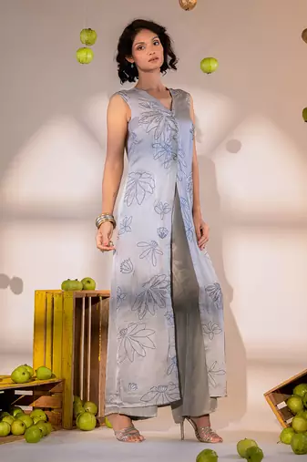 Grey v-neck kurta set with embroidery